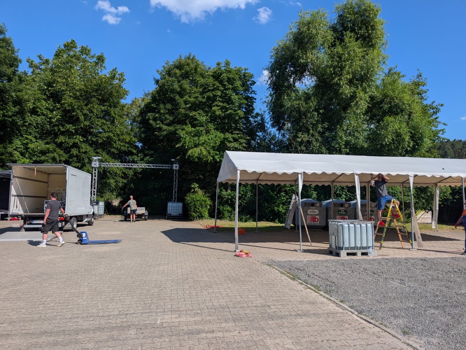 Eventfläche mit Zelt und kompletter Ausstattung