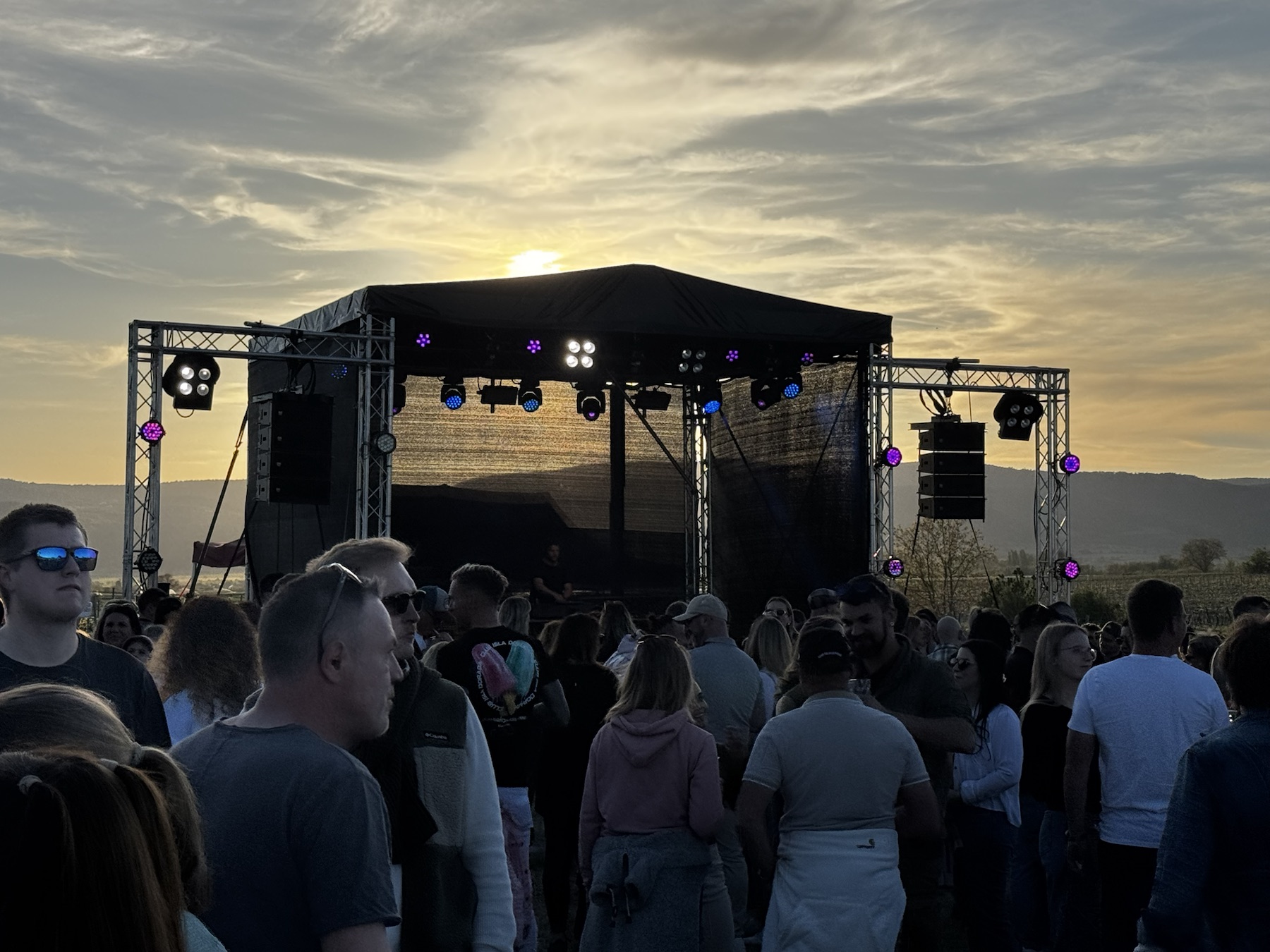 6 auf der Höhe Festival: Bühne bei Sonnenuntergang