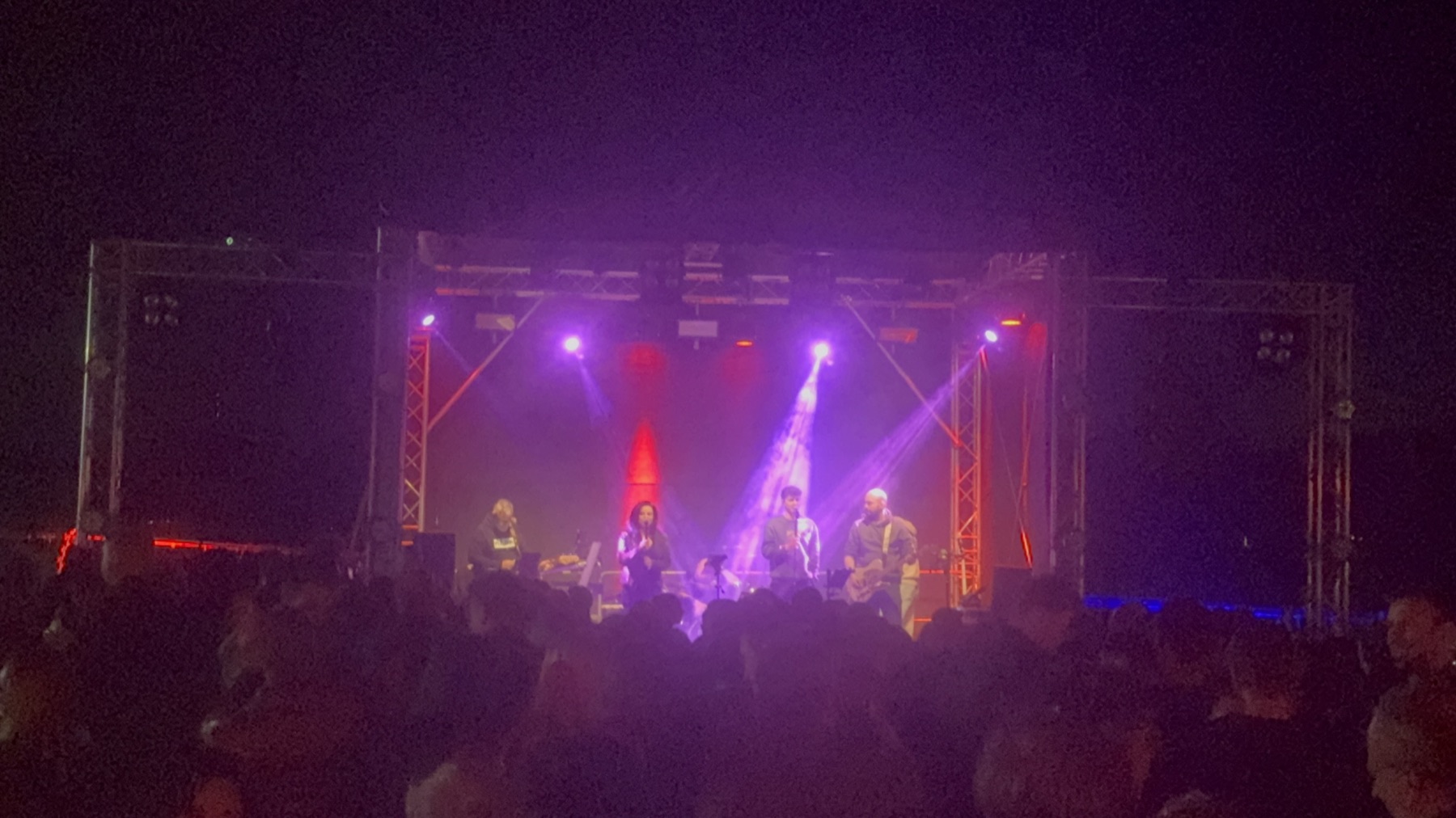 Beleuchtete Open-Air-Bühne beim 6 auf der Höhe Festival