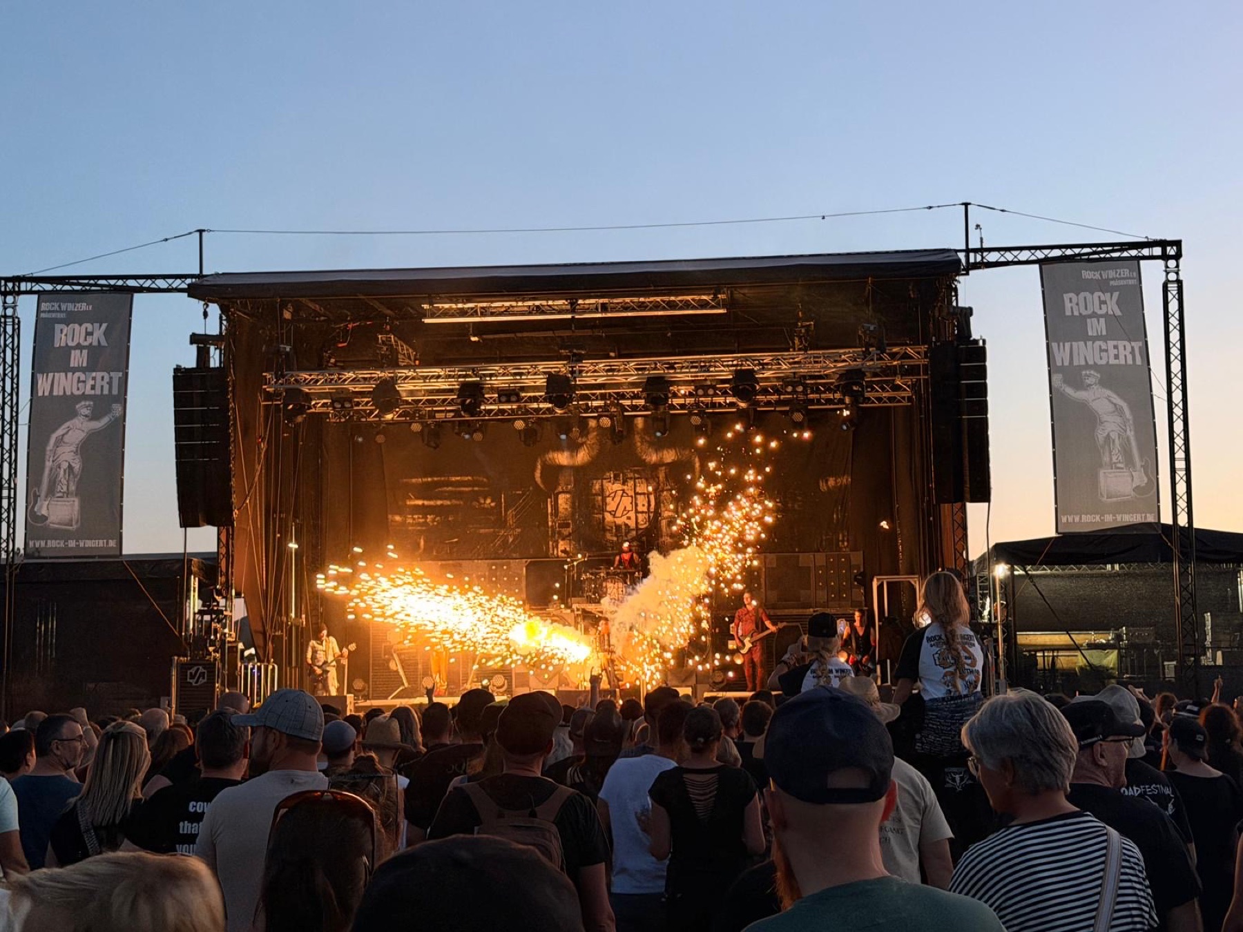 Rock im Wingert: Bühne und Publikum bei Abendlicht